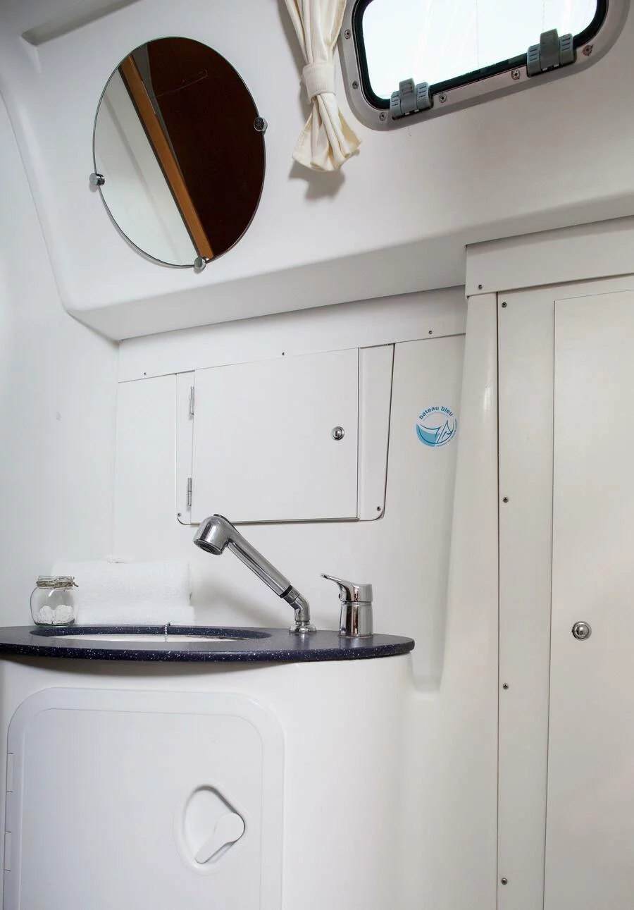 Beneteau Cyclades 43.4 (NIAGARA) Interior - toilet (photo taken 2019) - 8