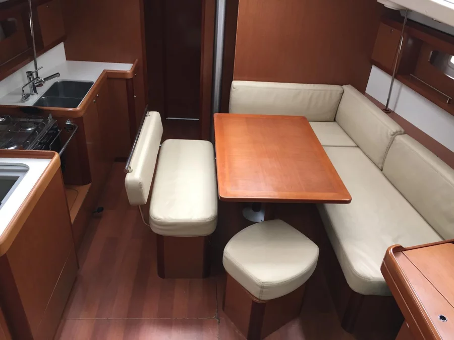 Oceanis 43 (Silly Shark (GND)) Interior image - 11
