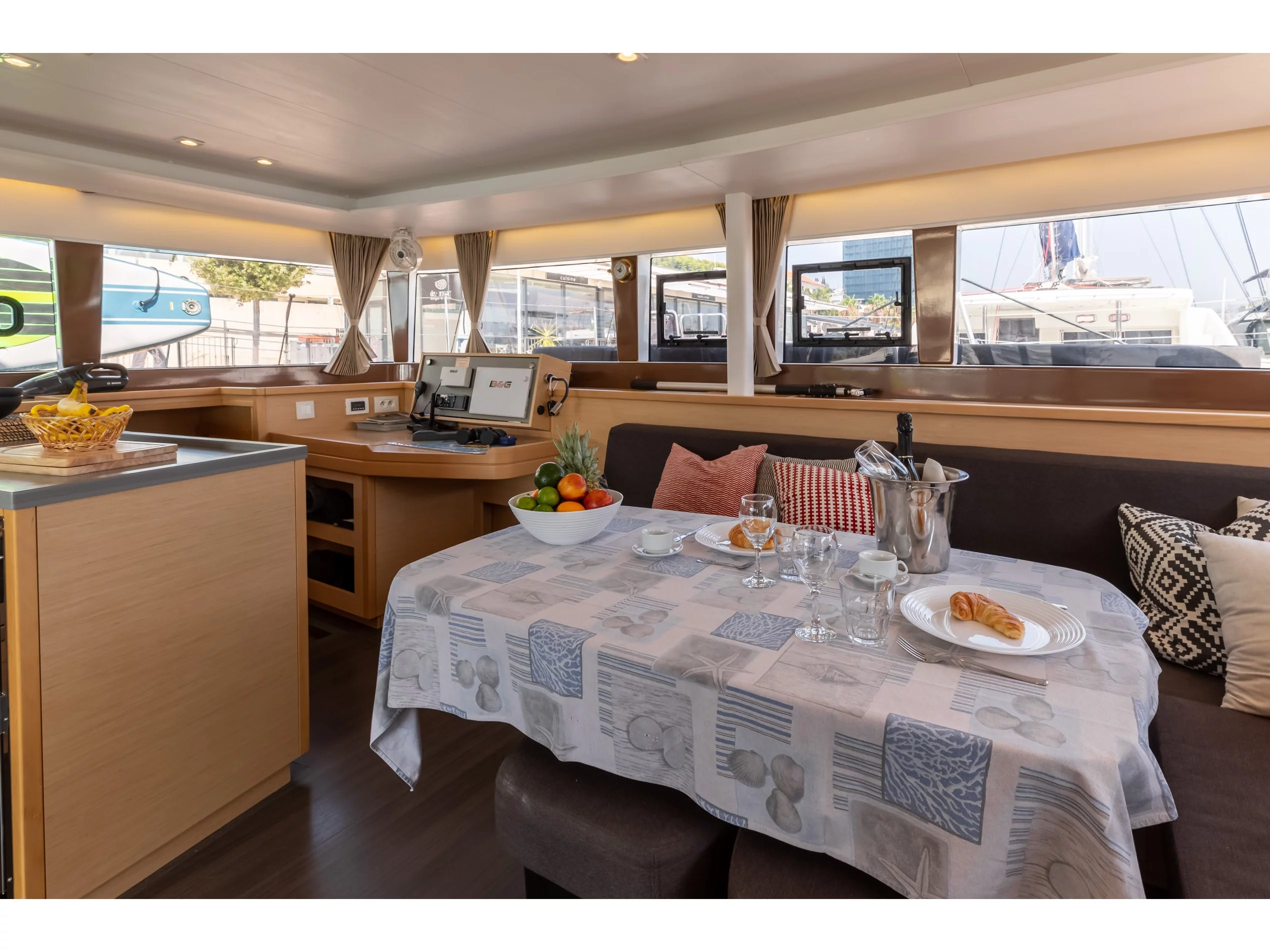 Lagoon 450 F (2017) equipped with generator, A/C ( (PRINCESS KARLA I) Interior image - 20
