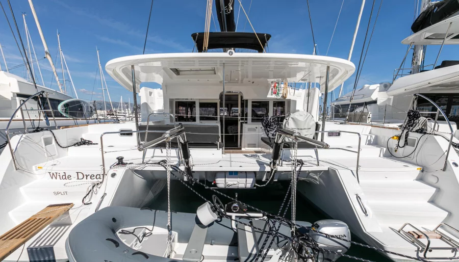 Lagoon 450 F (2019) equipped with generator, A/C ( (WIDE DREAM)  - 1