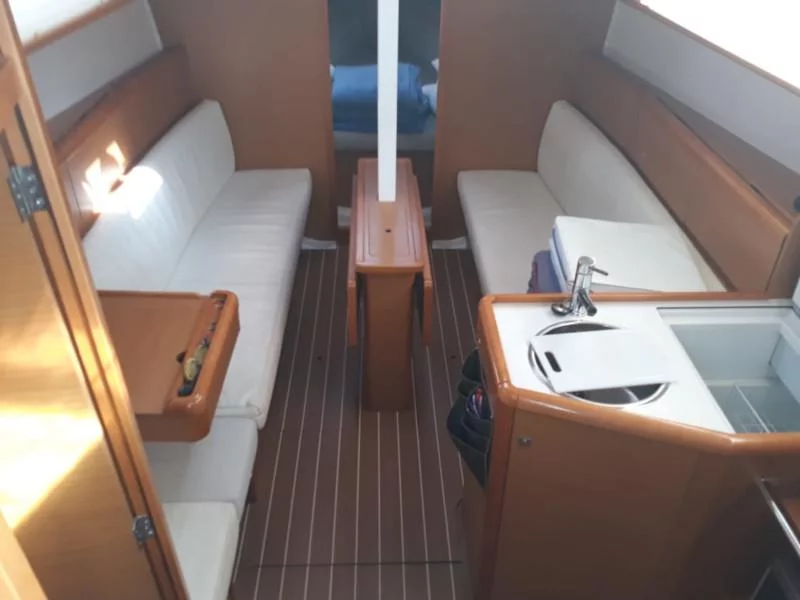 Sun Odyssey 33i (Omega) Interior image - 3