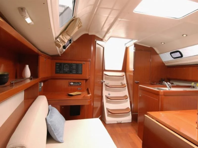 Oceanis 323 (Lily) Interior image - 2