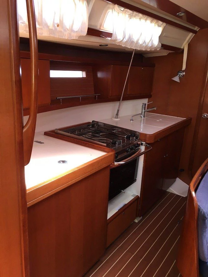 Dufour 425 (Hook) galley - 11