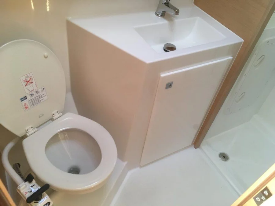 Lagoon 42 (Uiara) Toilet/Sink - 16