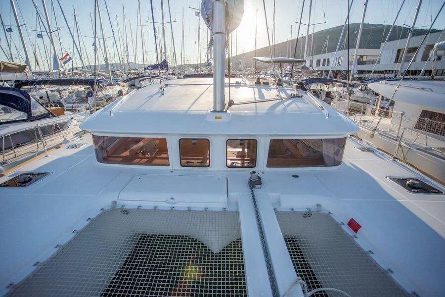 Lagoon 400 S2 - 4 + 2 cab. (Treanne (Cabin charter) starboard bow)  - 2