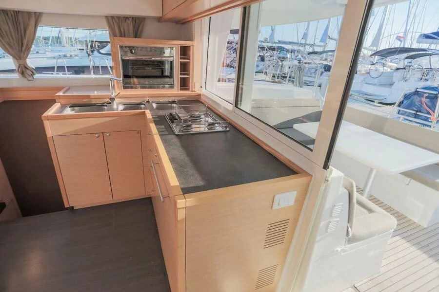 Lagoon 400 S2 - 4 + 2 cab. (Treanne (Cabin charter) starboard bow)  - 11