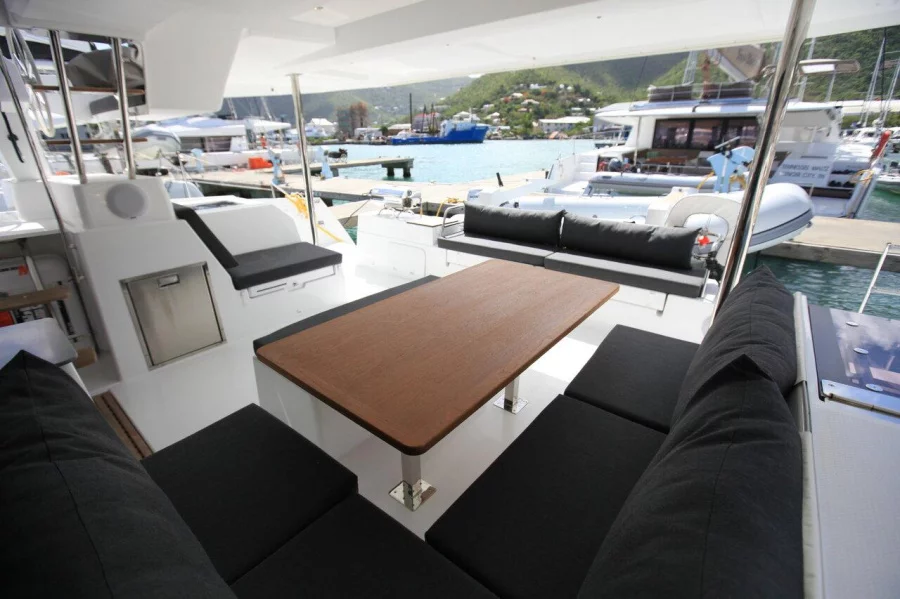 Fountaine Pajot Saona 47 (Quintet) - 5 + 1 cab. (Three Sheets)  - 11