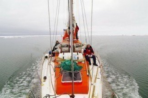 Российская яхта "Петр 1" первая в мире обогнула Северный Полюс за одну навигацию